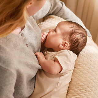 Mijn baby wil alleen op mij slapen en wil de hele tijd borstvoeding