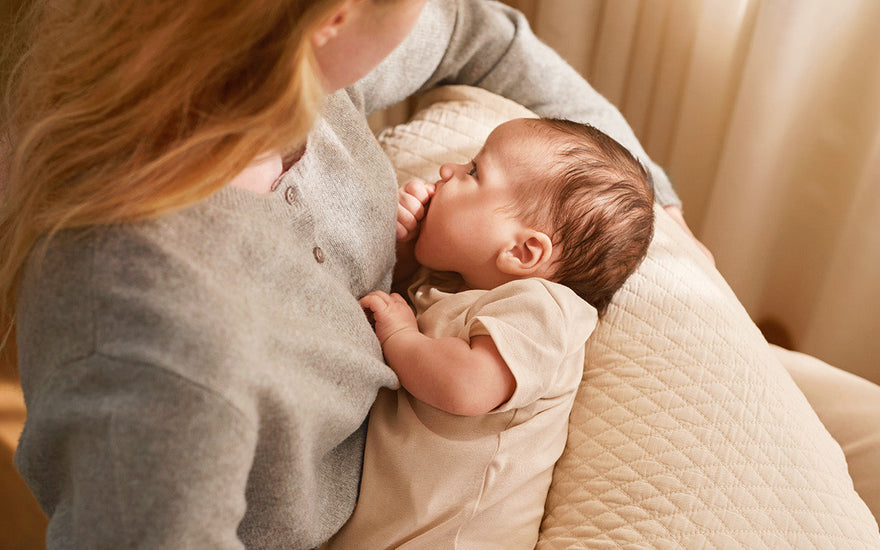 Mijn baby wil alleen op mij slapen en wil de hele tijd borstvoeding